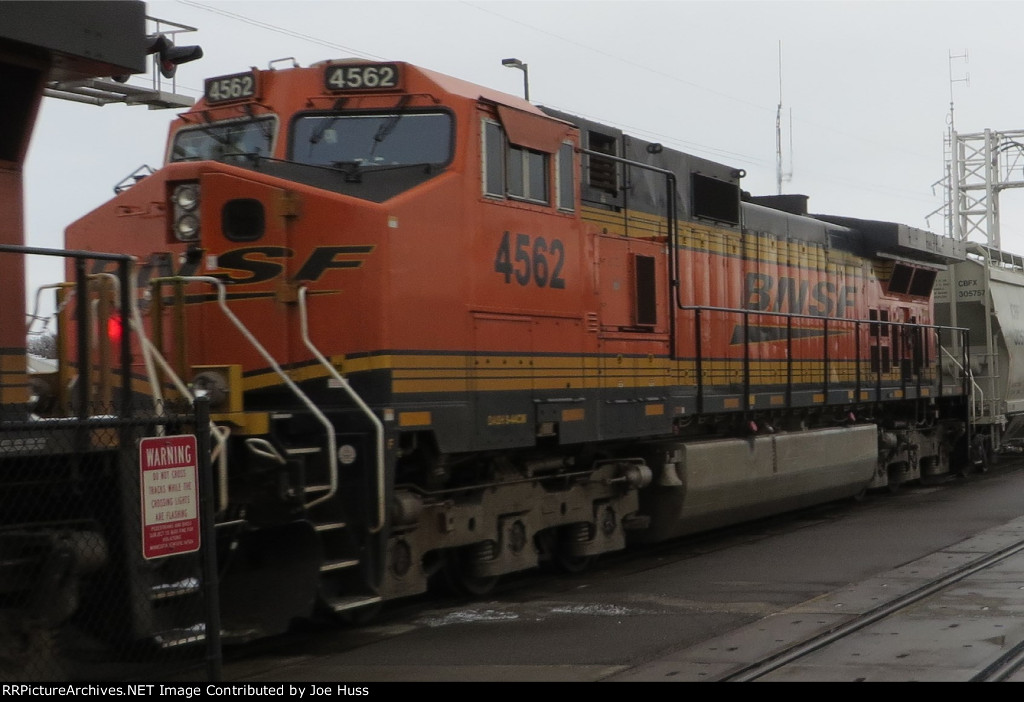 BNSF 4562